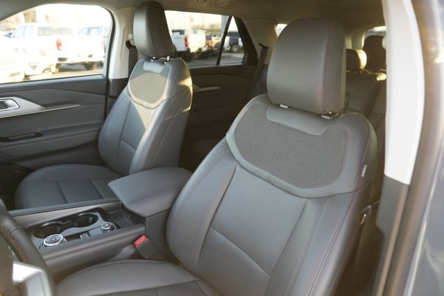 Used 2025 Ford Explorer Active w/ Active Comfort Package image 10