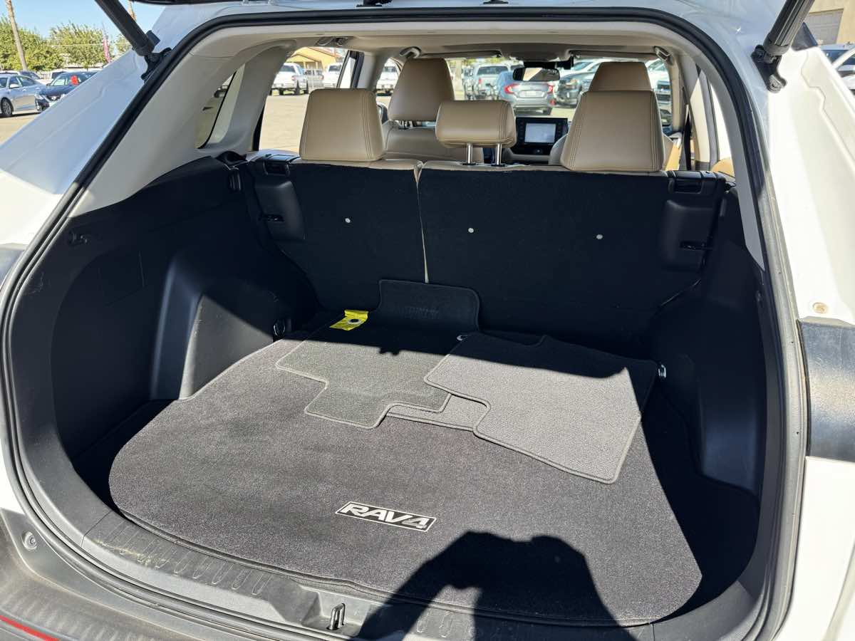 Used 2020 Toyota RAV4 XLE w/ Convenience Package AWD/4WD image 19