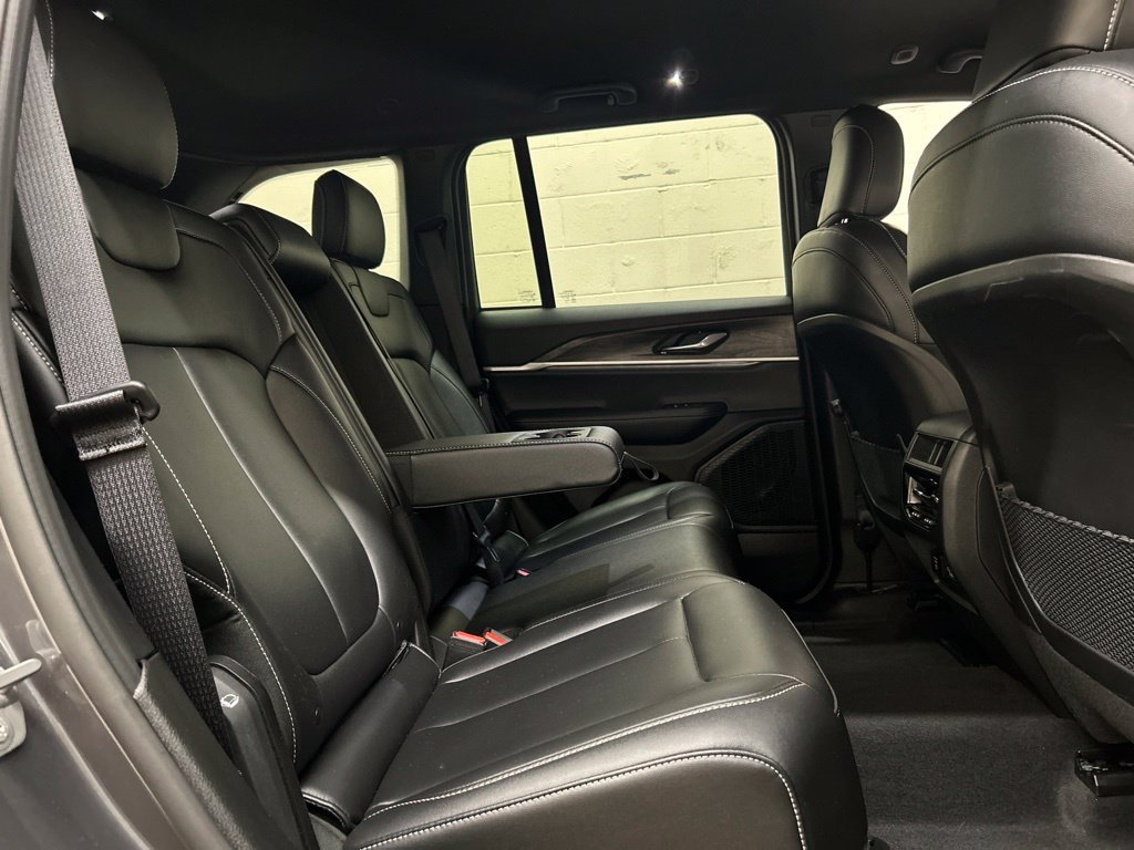 Used 2025 Jeep Grand Cherokee Limited AWD/4WD image 11