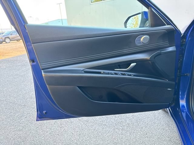 Used 2023 Hyundai Elantra Limited w/ Winter Weather Package FWD image 15