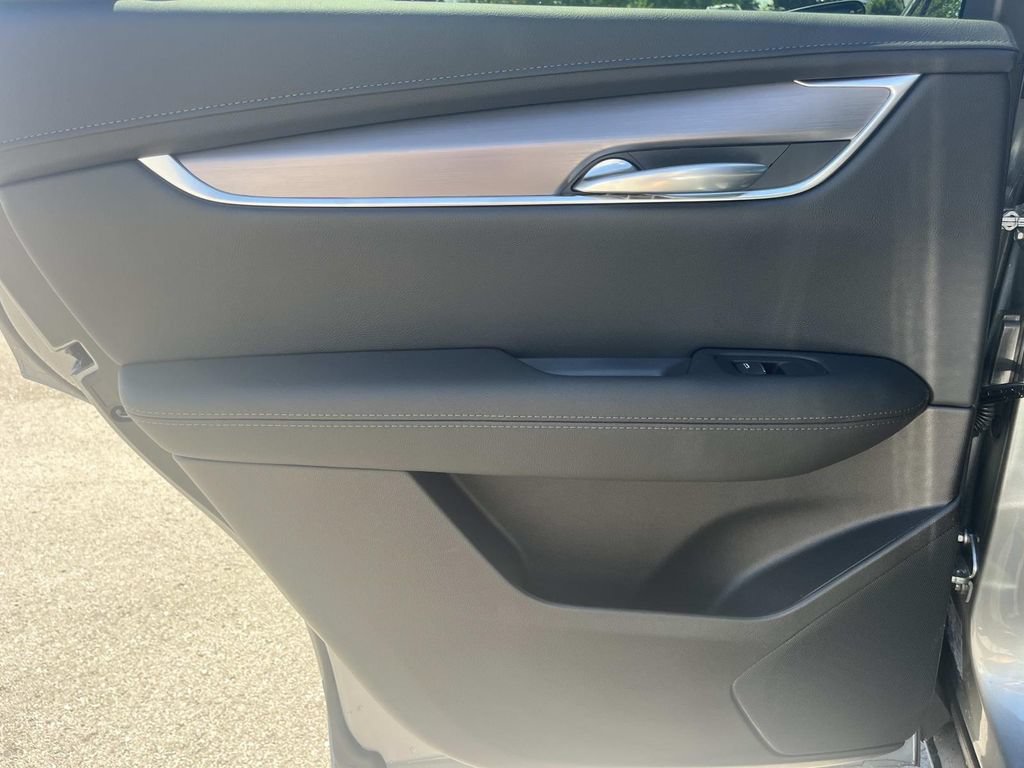 New 2026 Cadillac XT5 Luxury w/ LPO, ONYX Package FWD image 19