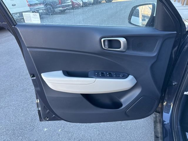 Used 2025 Hyundai Venue Limited image 16