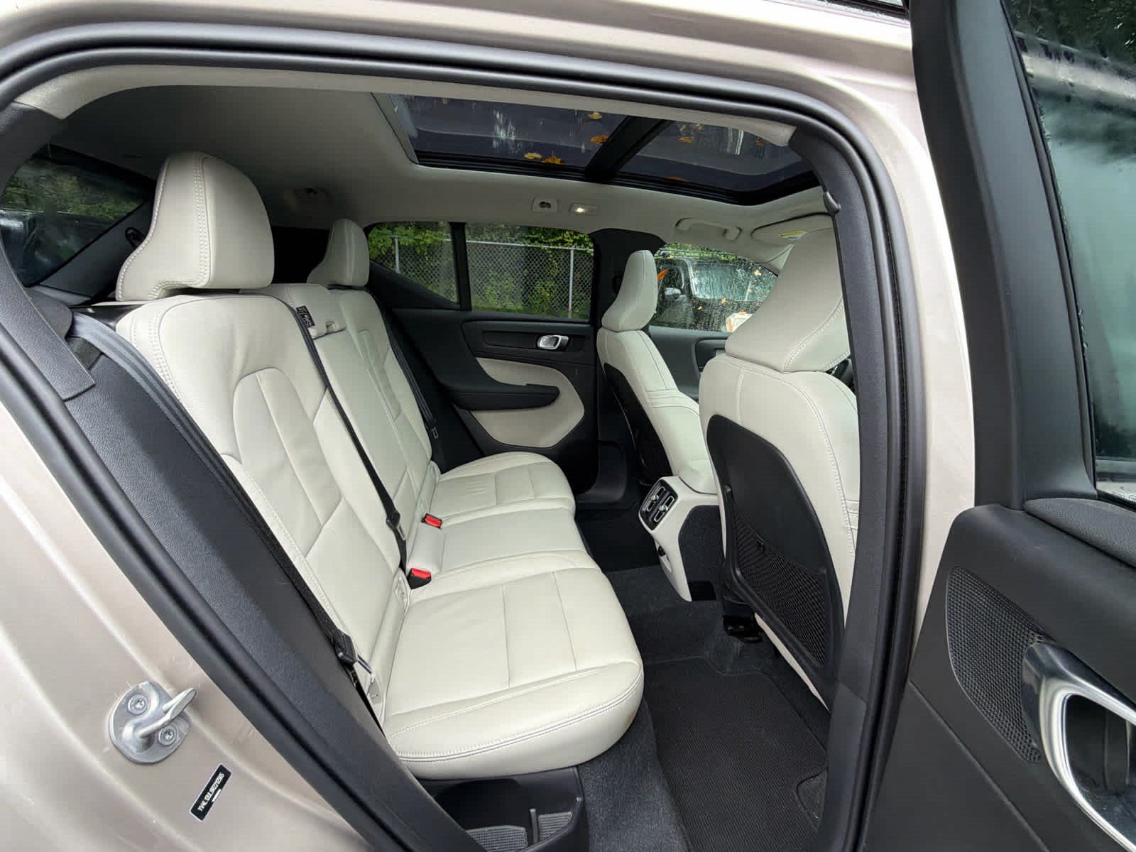 Certified 2024 Volvo XC40 B5 Plus w/ Climate Package AWD/4WD image 21