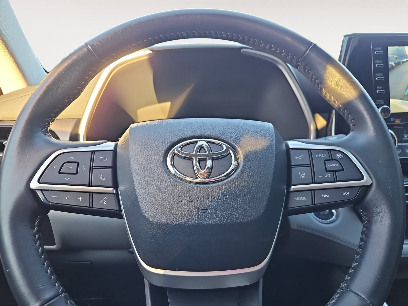 Used 2022 Toyota Highlander XLE AWD/4WD image 12