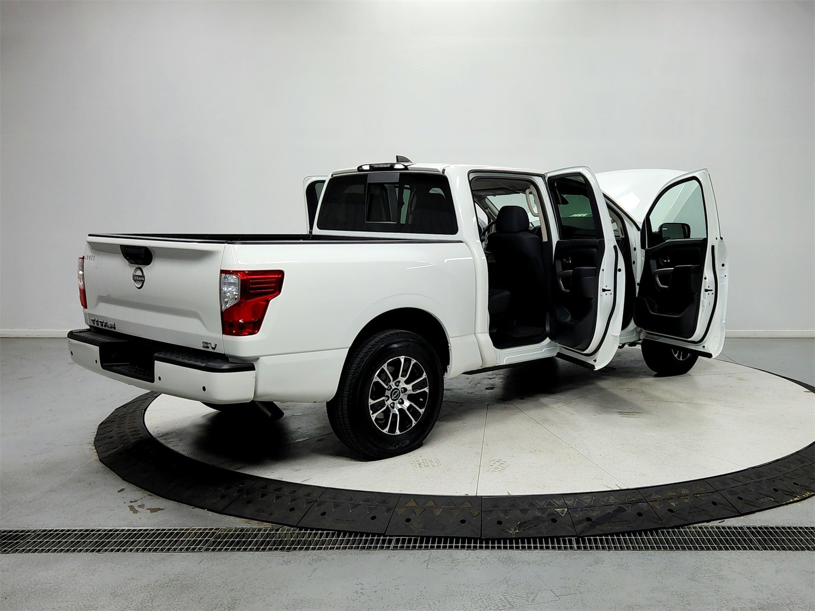 Used 2023 Nissan Titan SV image 15