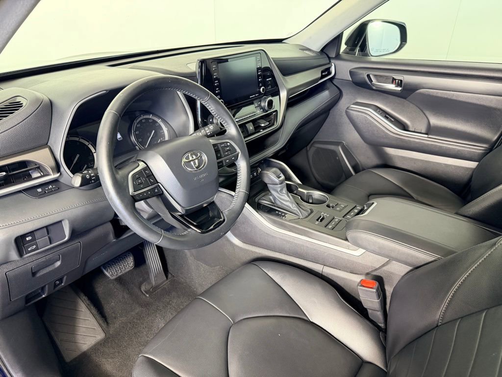 Used 2021 Toyota Highlander XLE image 31