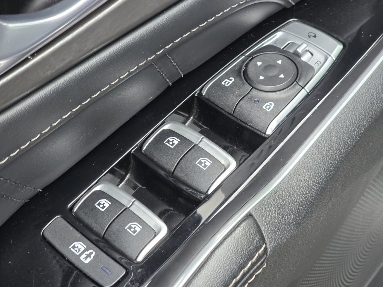 Used 2023 Kia Sorento SX image 26