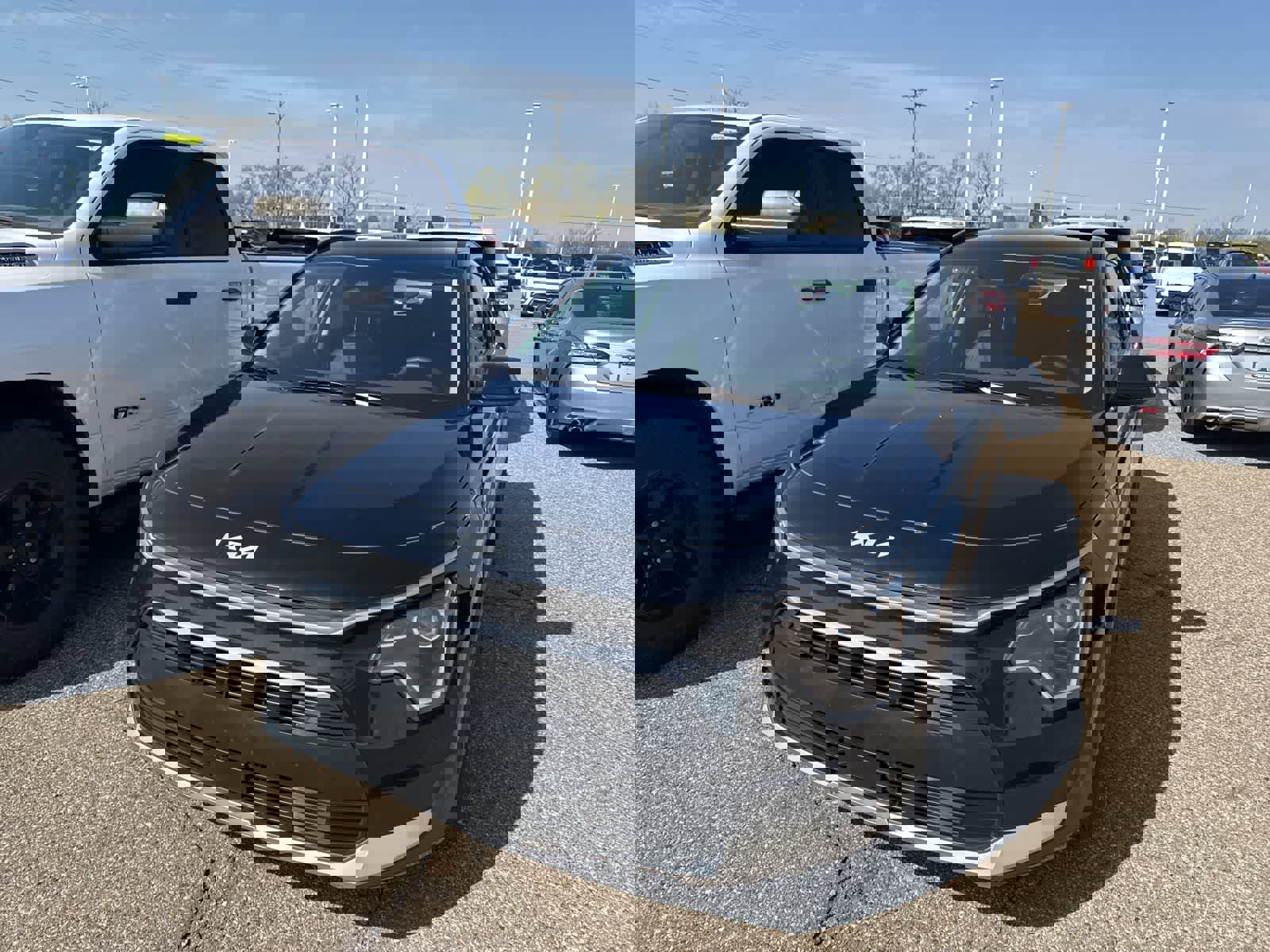 Used 2023 Kia Niro EX image 3