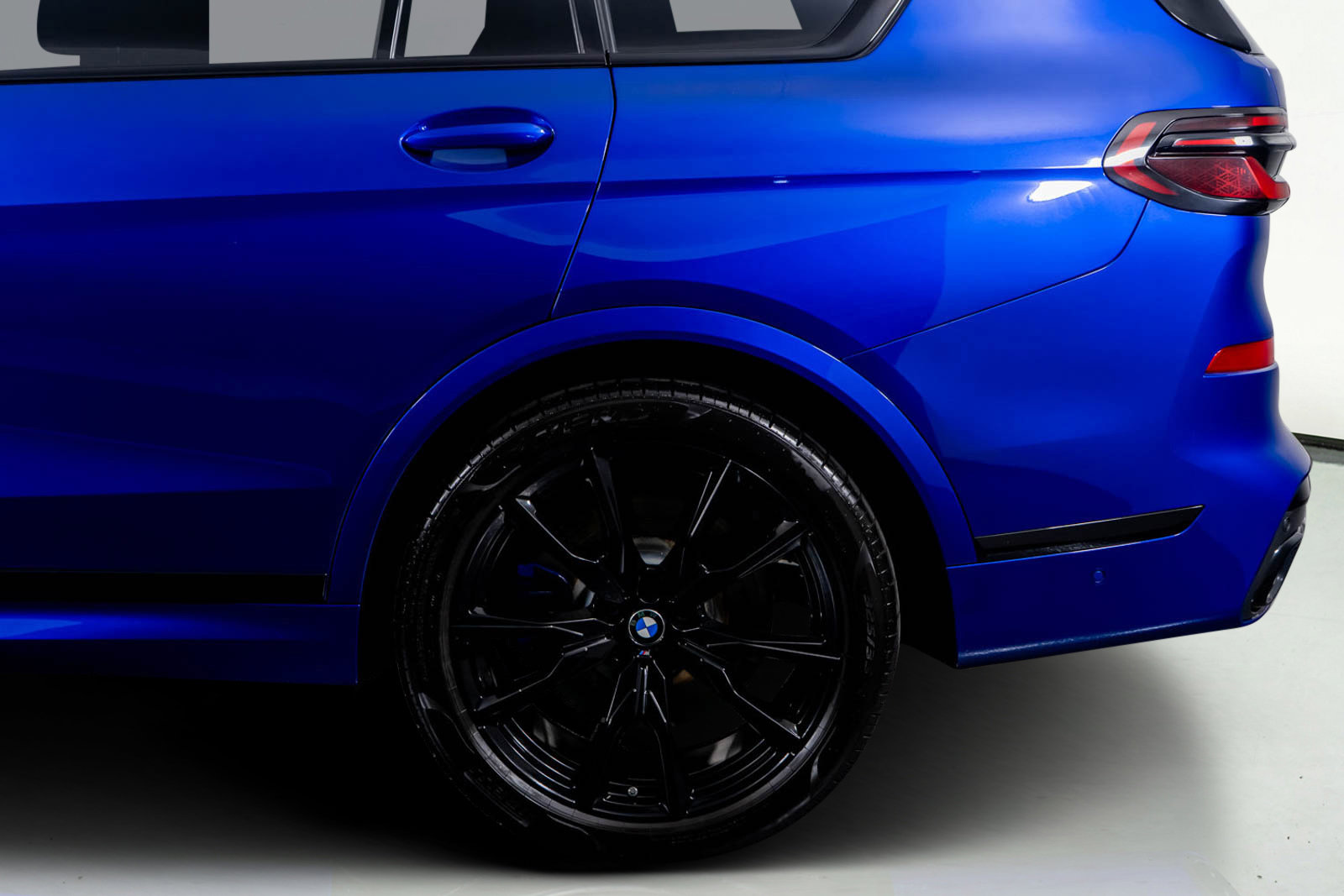 Used 2024 BMW X7 M60i w/ Premium Package image 16