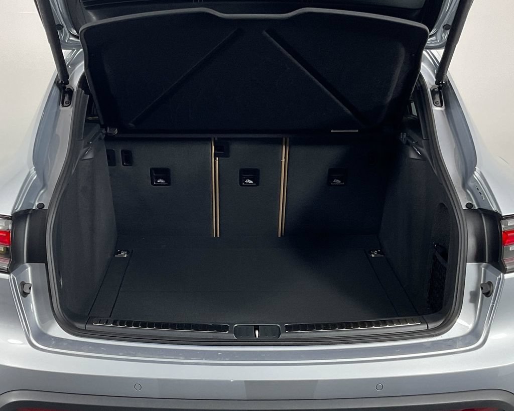 Certified 2025 Porsche Macan AWD/4WD image 30
