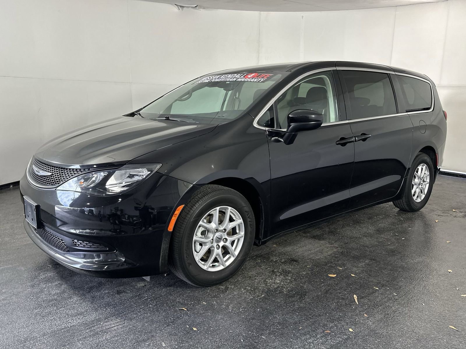 Used 2023 Chrysler Voyager LX image 6