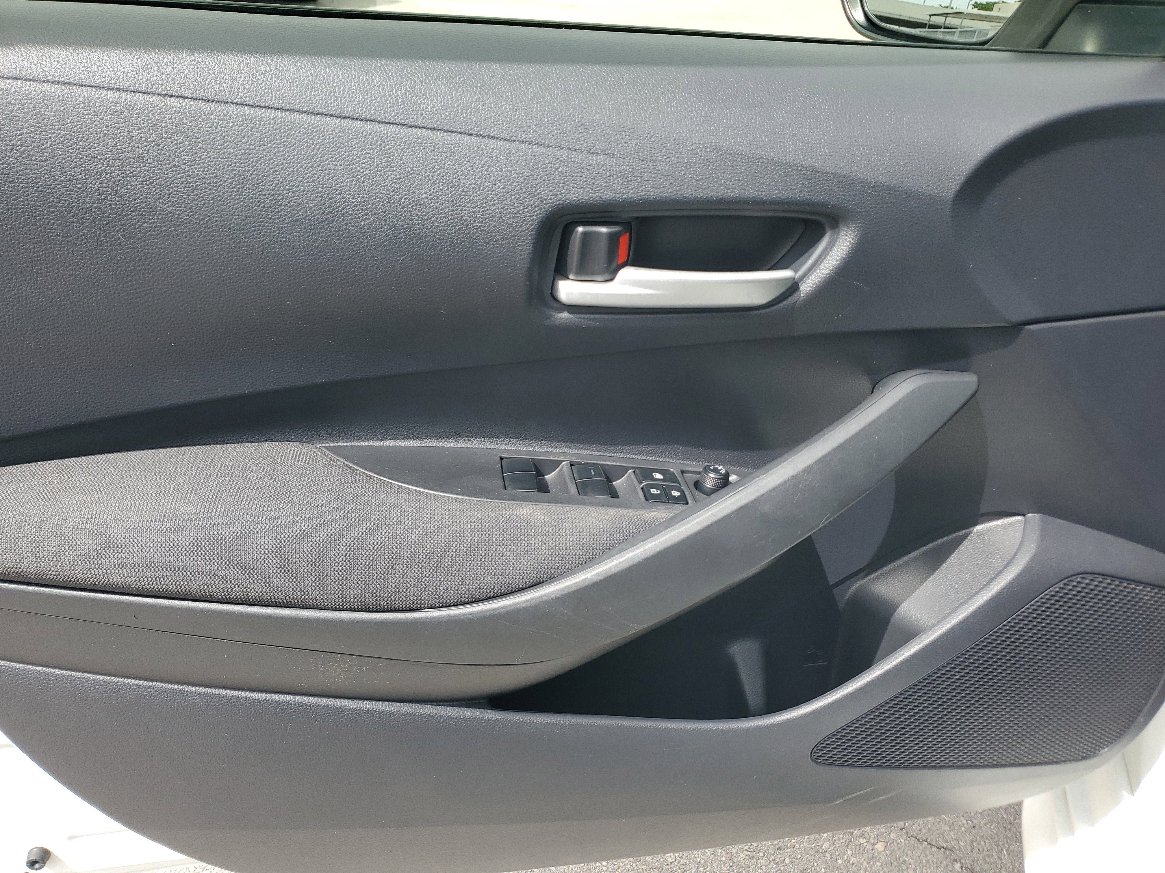 Used 2020 Toyota Corolla LE image 21