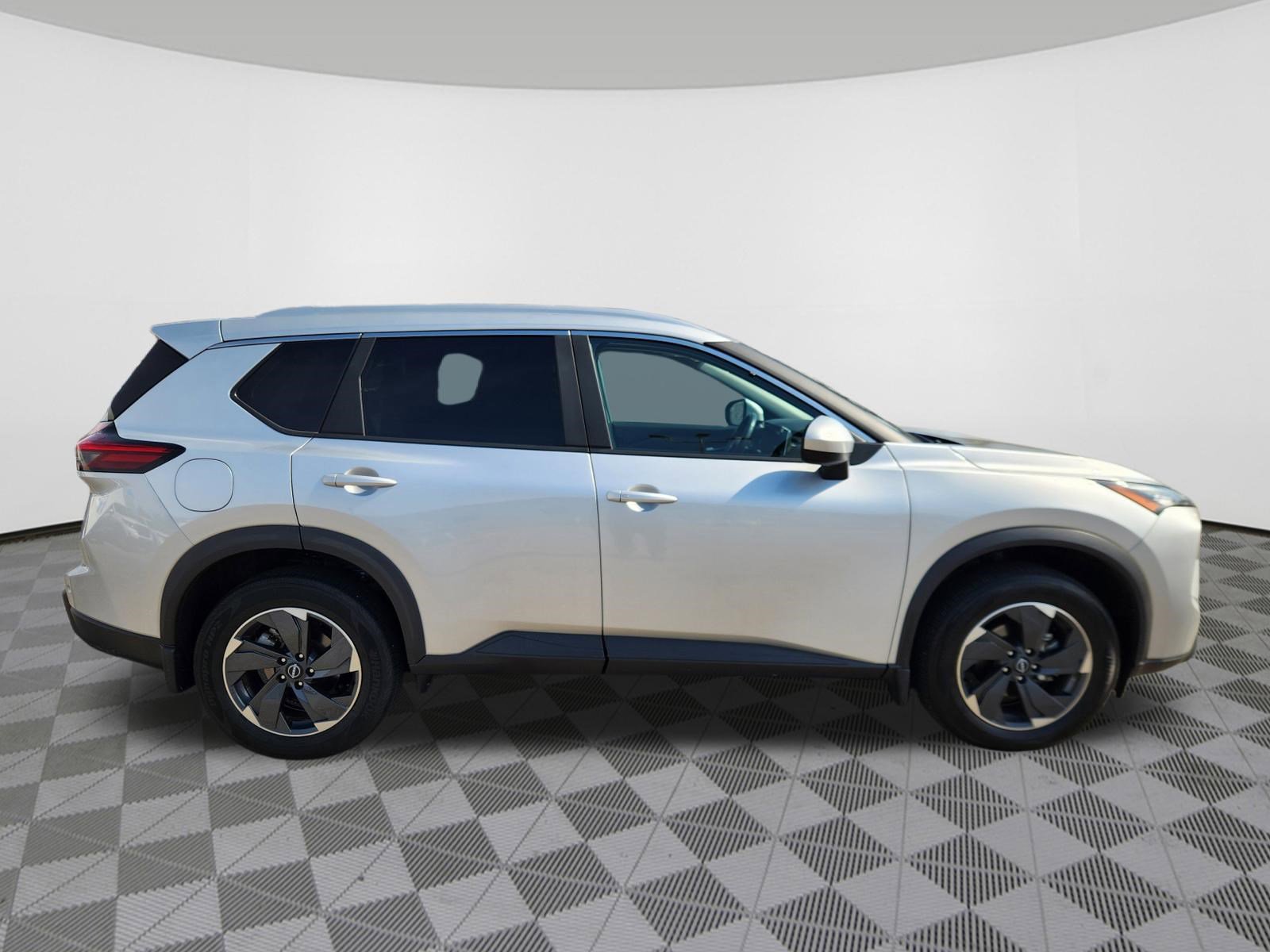Used 2024 Nissan Rogue SV w/ SV Premium Package image 6