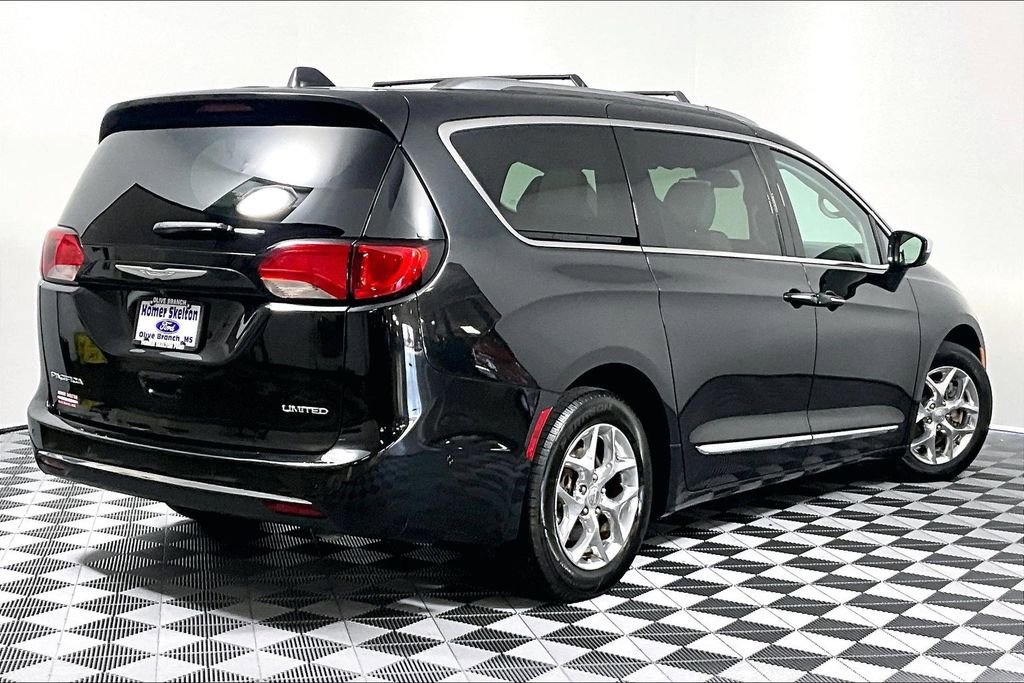 Used 2017 Chrysler Pacifica Limited w/ UConnect Theater Package FWD image 12