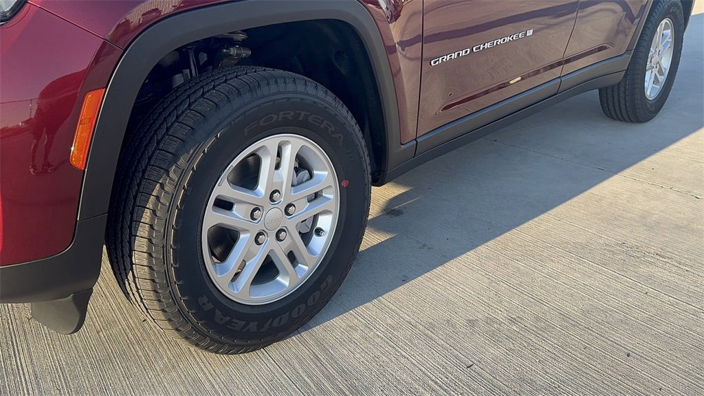 New 2025 Jeep Grand Cherokee Laredo image 9