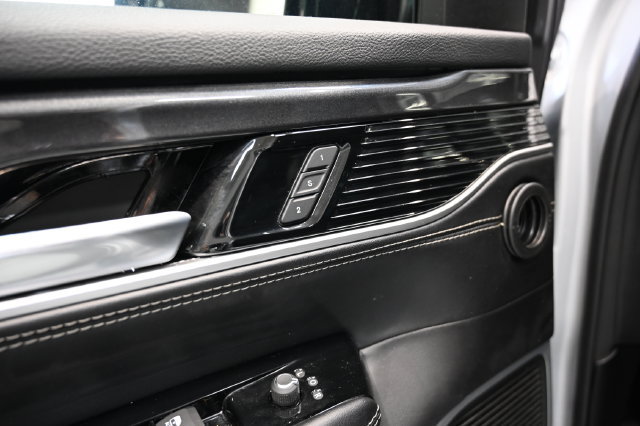 Used 2022 Jeep Wagoneer Series I AWD/4WD image 30