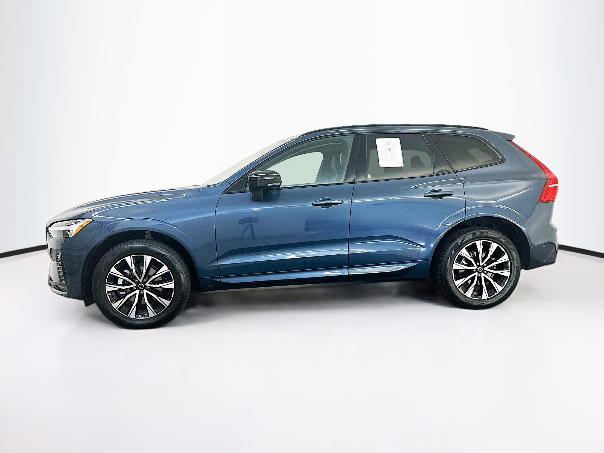 Used 2025 Volvo XC60 B5 Plus image 4