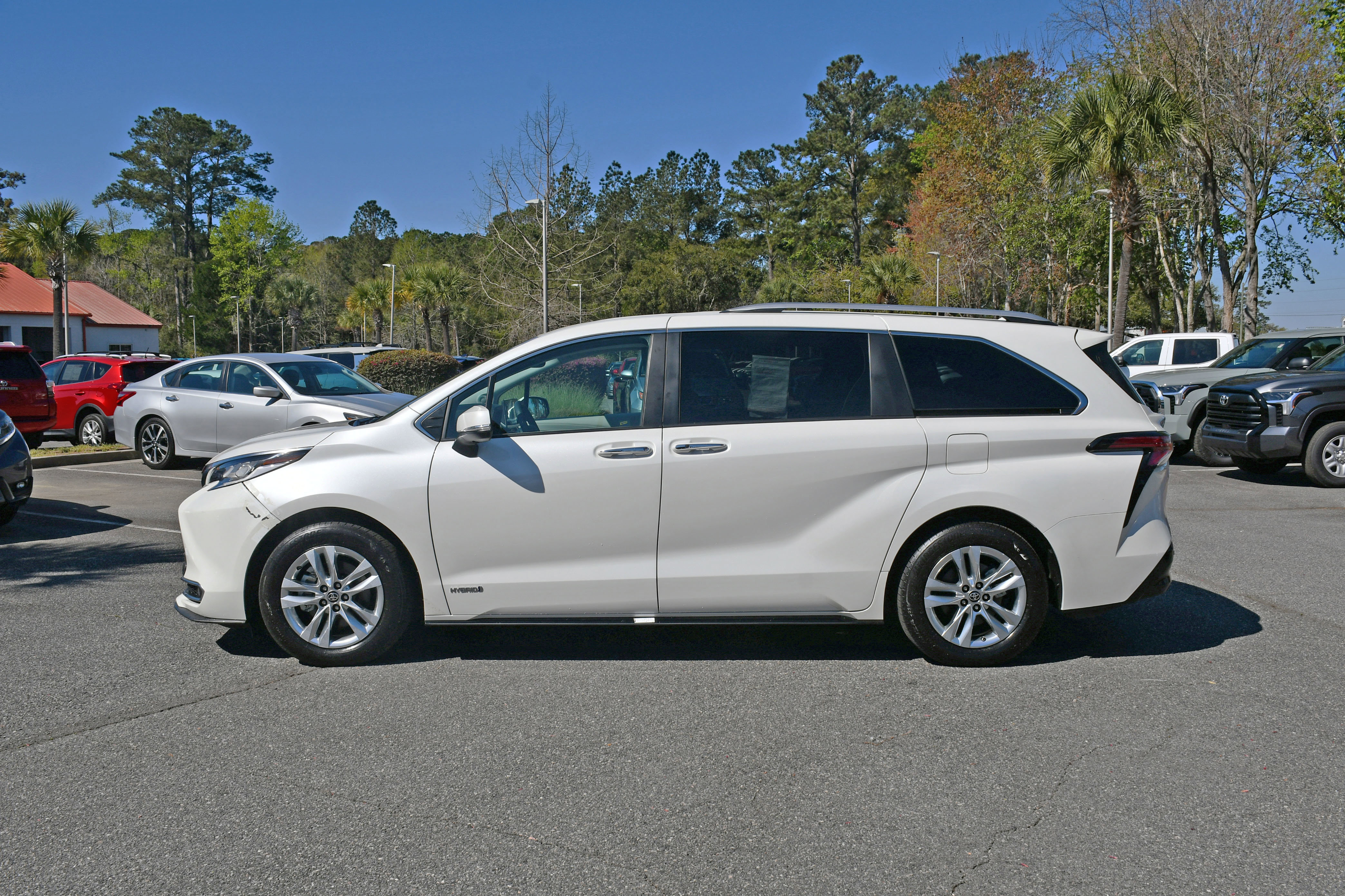 Used 2021 Toyota Sienna Limited image 2
