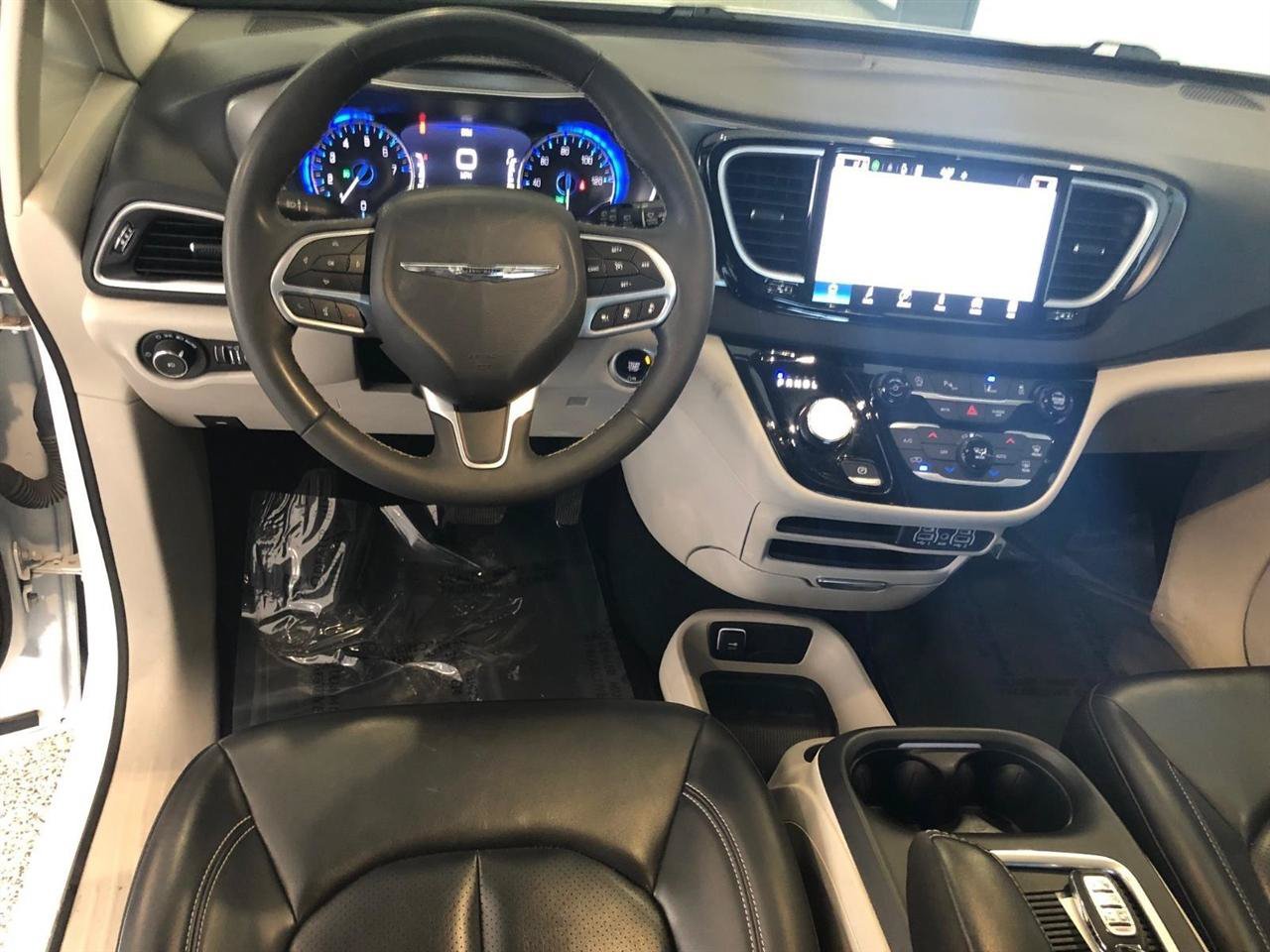 Used 2023 Chrysler Pacifica Touring-L FWD image 8