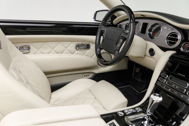 Used 2010 Bentley Azure T image 10