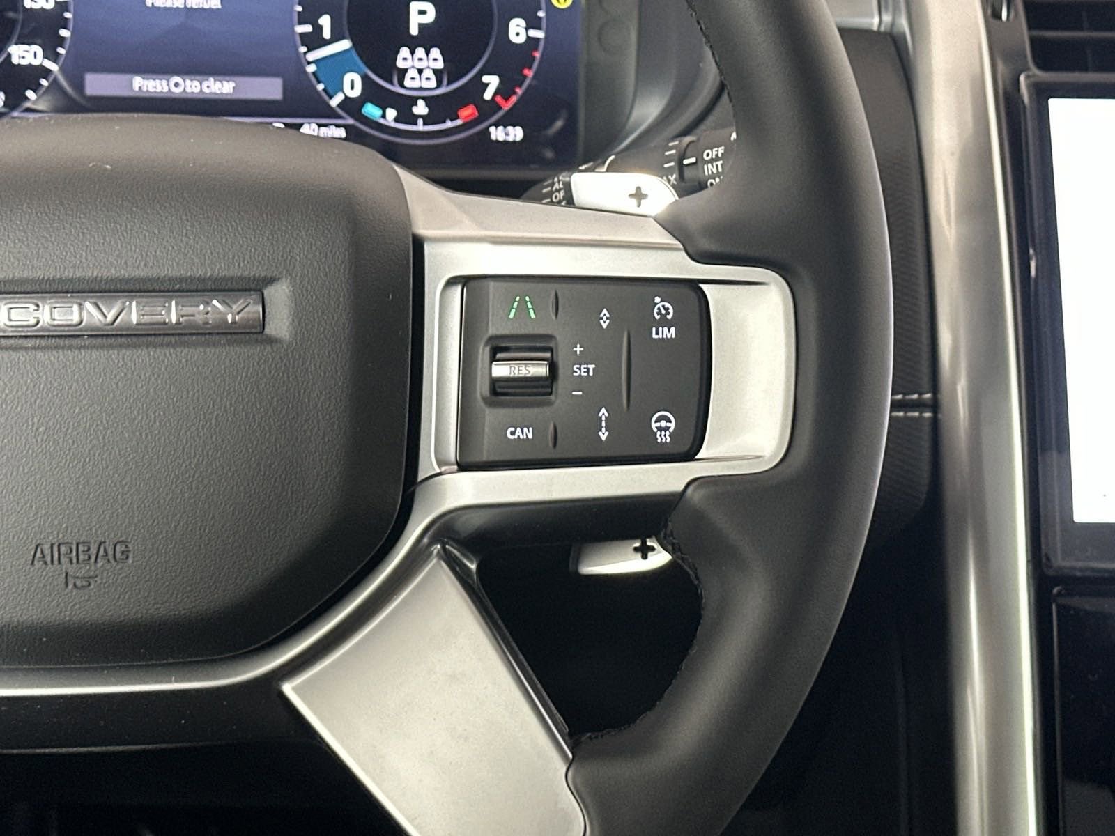 Certified 2025 Land Rover Discovery Dynamic SE AWD/4WD image 16