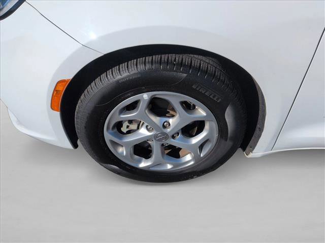 Used 2024 Chrysler Pacifica Limited image 26