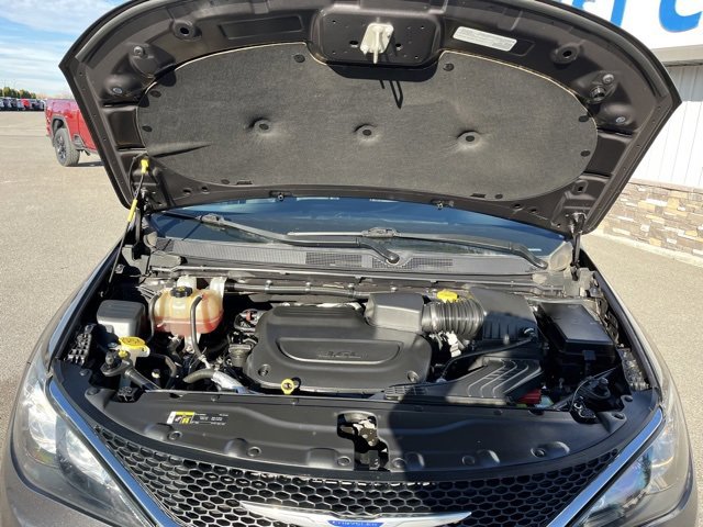 Used 2019 Chrysler Pacifica Touring image 28
