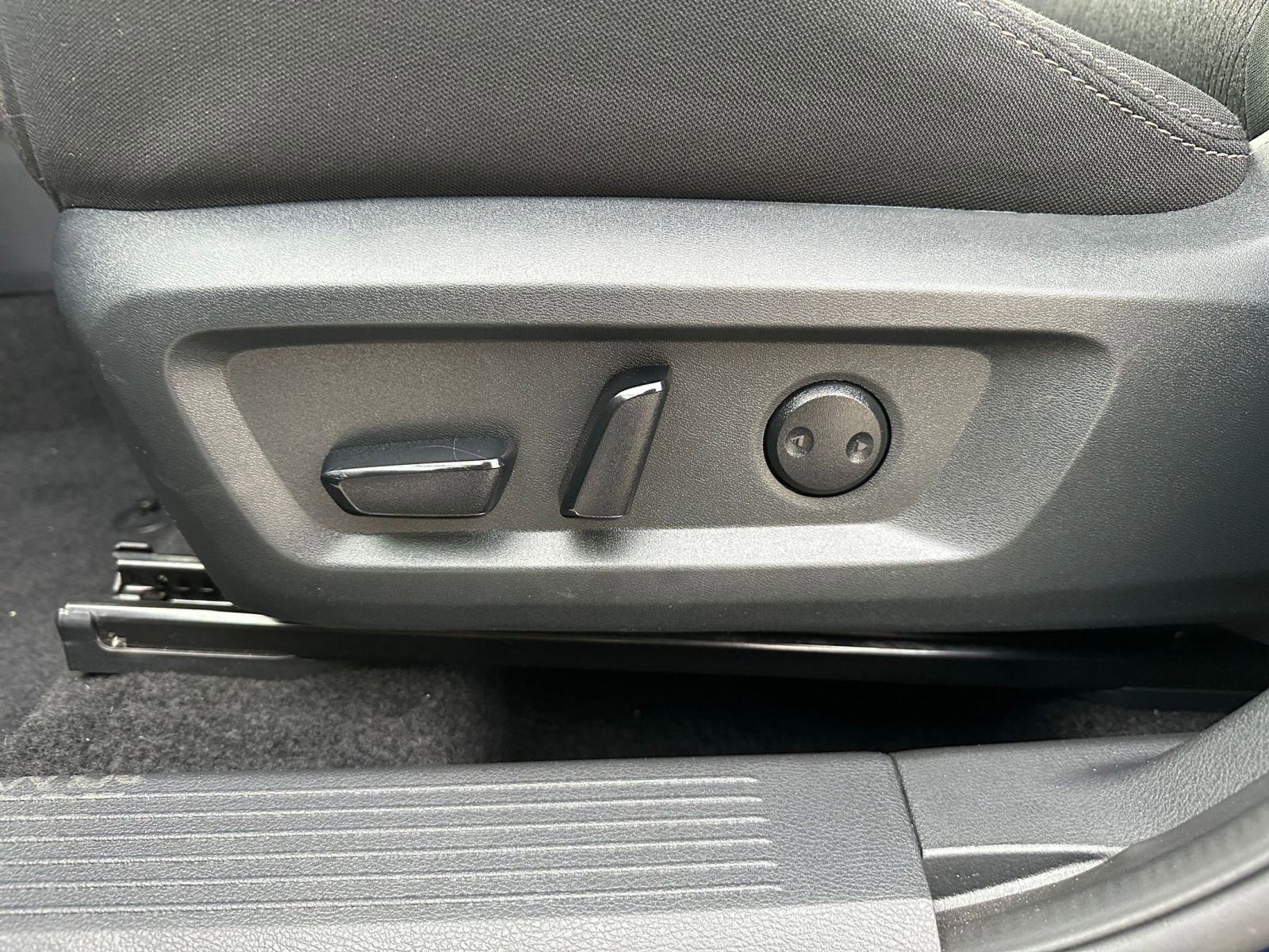 Used 2025 Nissan Rogue SV image 21