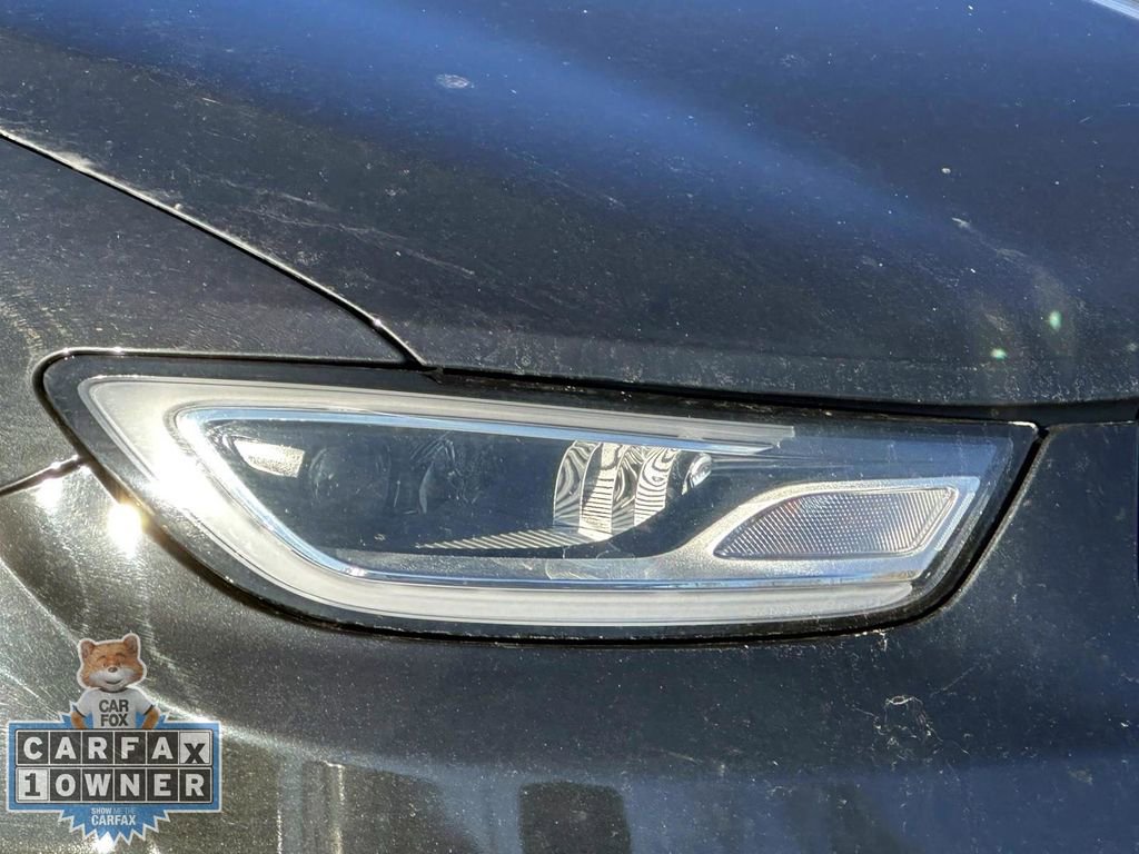 Used 2023 Chrysler Pacifica Touring-L image 10