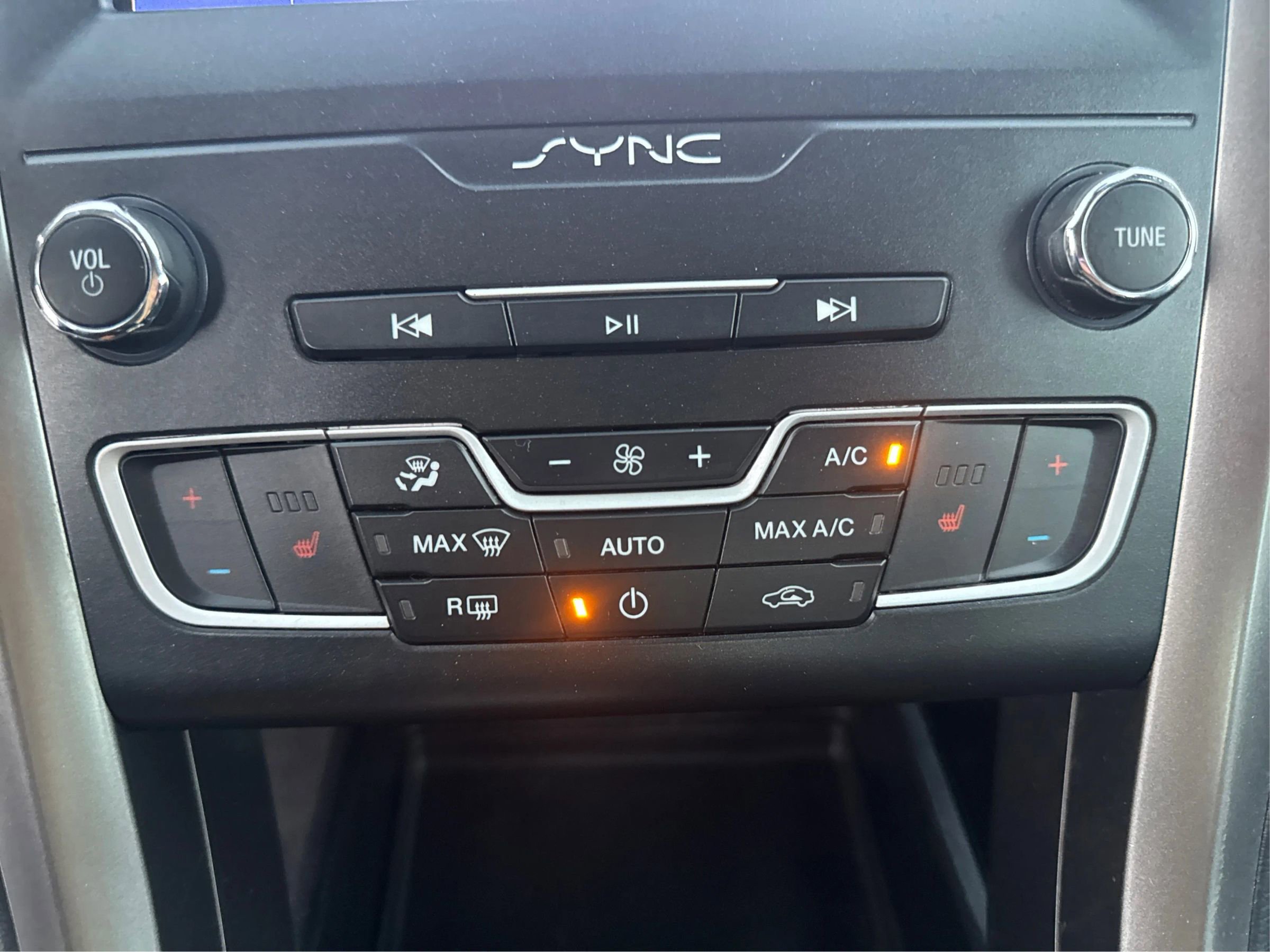 Used 2020 Ford Fusion SEL image 24