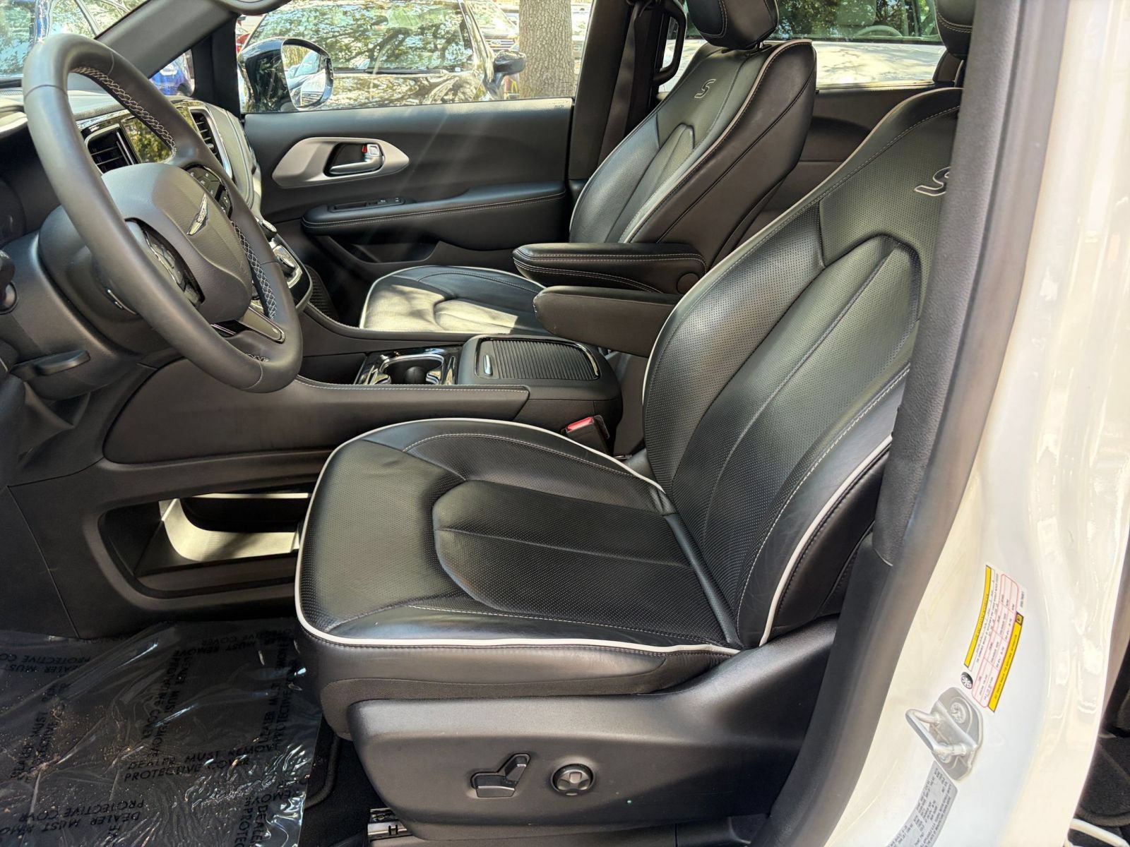 Used 2025 Chrysler Pacifica Limited FWD image 29
