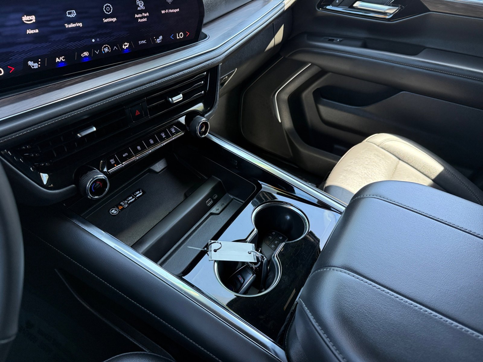 Used 2025 Chevrolet Suburban Z71 AWD/4WD image 13