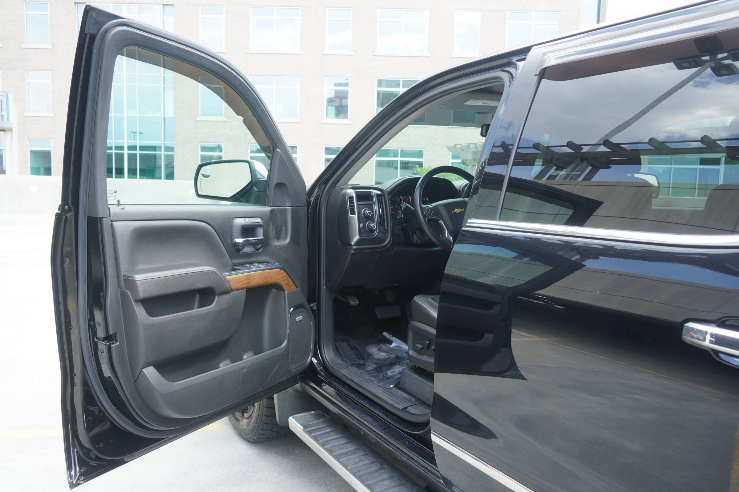 Used 2017 Chevrolet Silverado 1500 LTZ w/ Sport Package AWD/4WD image 38