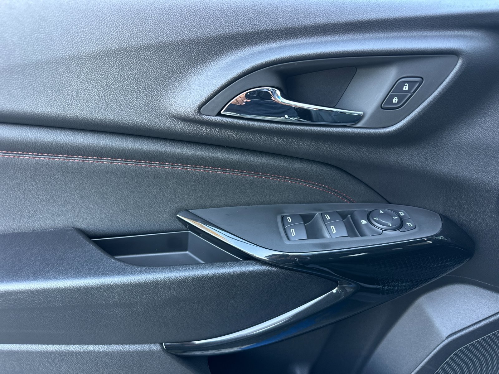 New 2026 Chevrolet Trax RS w/ Sunroof Package FWD image 11