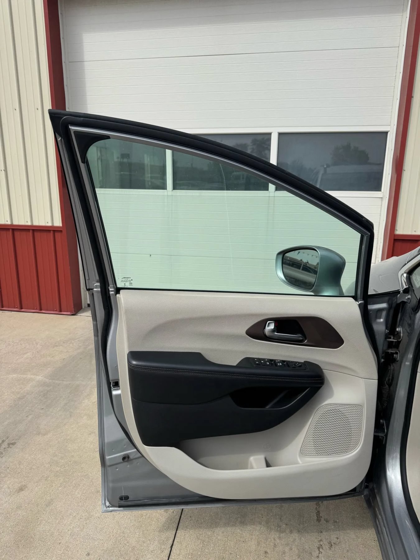 Used 2019 Chrysler Pacifica Touring-L FWD image 4
