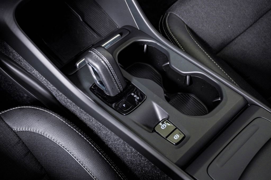 Used 2020 Volvo XC40 T5 Momentum w/ Protection Package Premier image 25