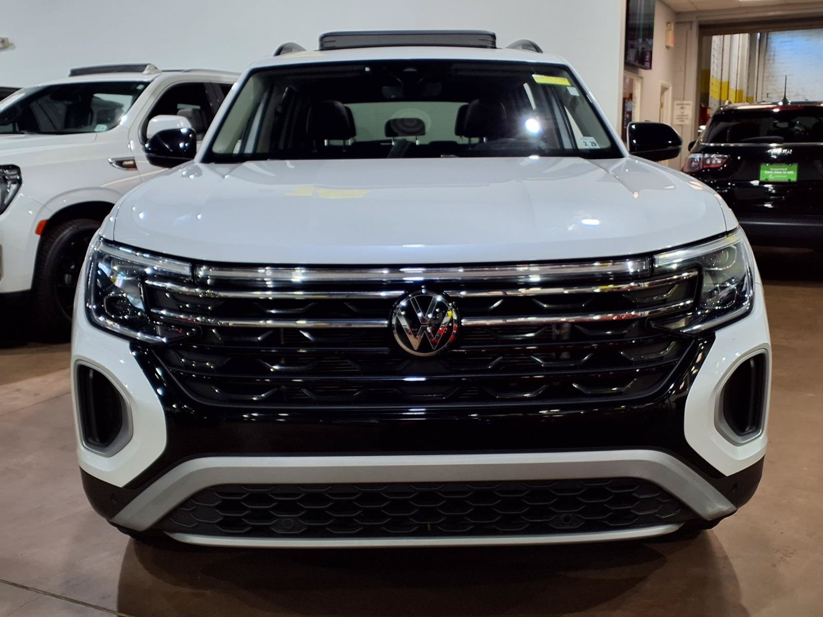 Used 2024 Volkswagen Atlas Peak Edition SEL AWD/4WD image 2