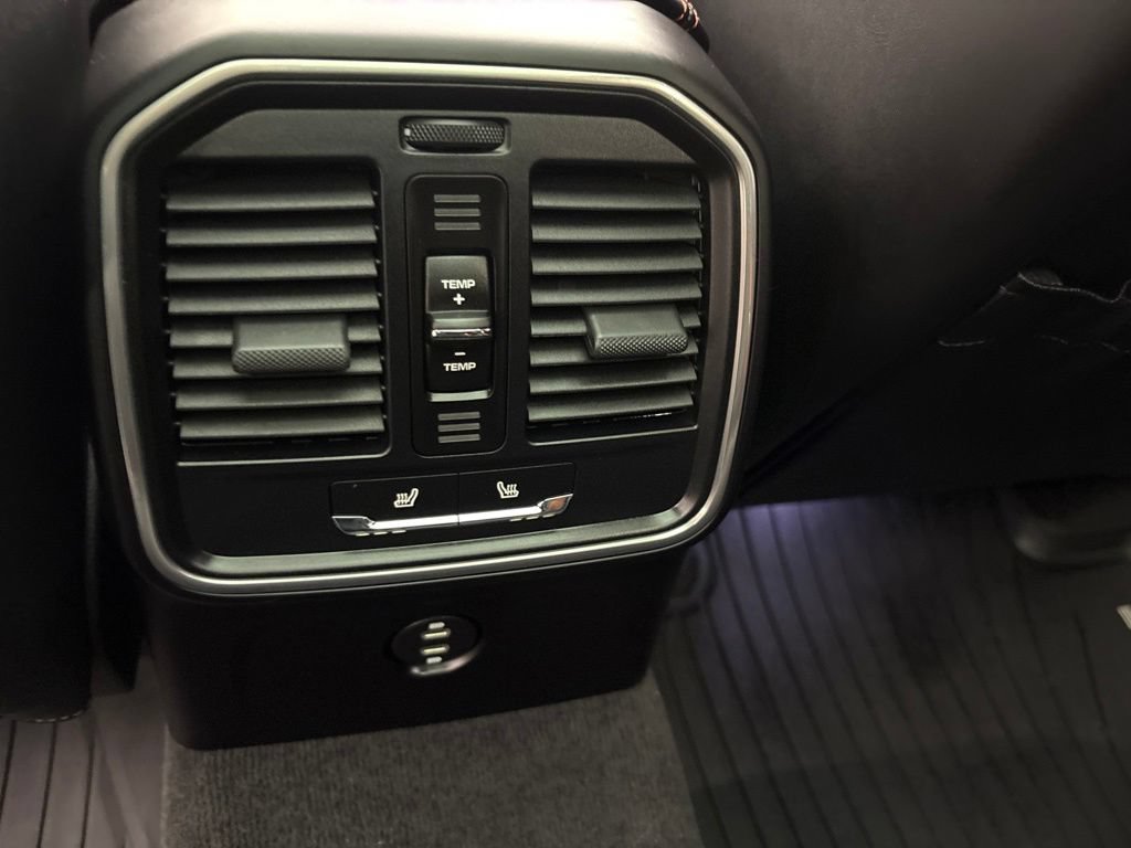Certified 2024 Porsche Macan AWD/4WD image 30