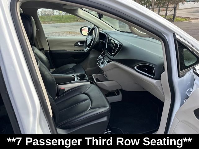 Used 2024 Chrysler Pacifica Touring-L FWD image 12