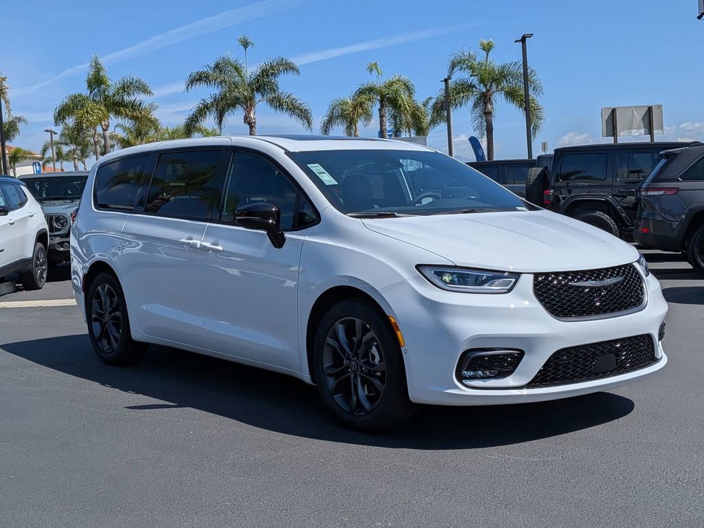 New 2026 Chrysler Pacifica Select image 3