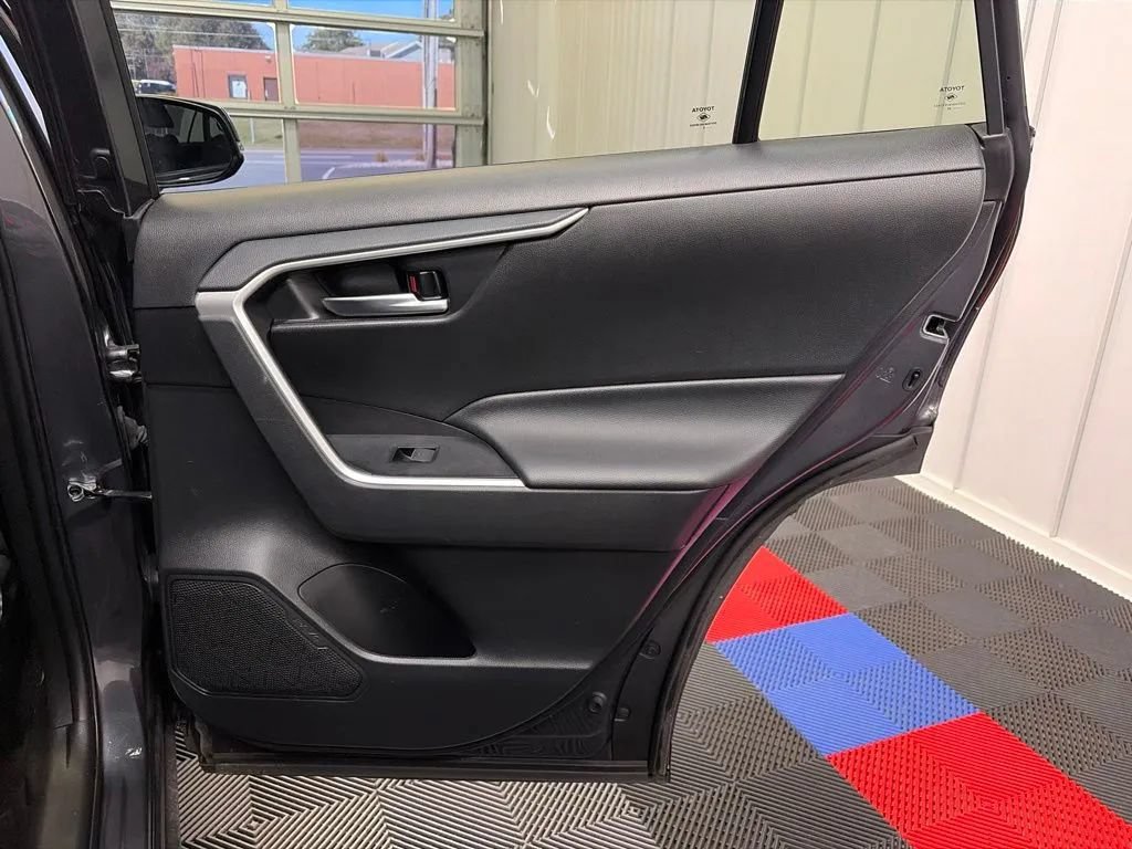 Used 2025 Toyota RAV4 XLE AWD/4WD image 18