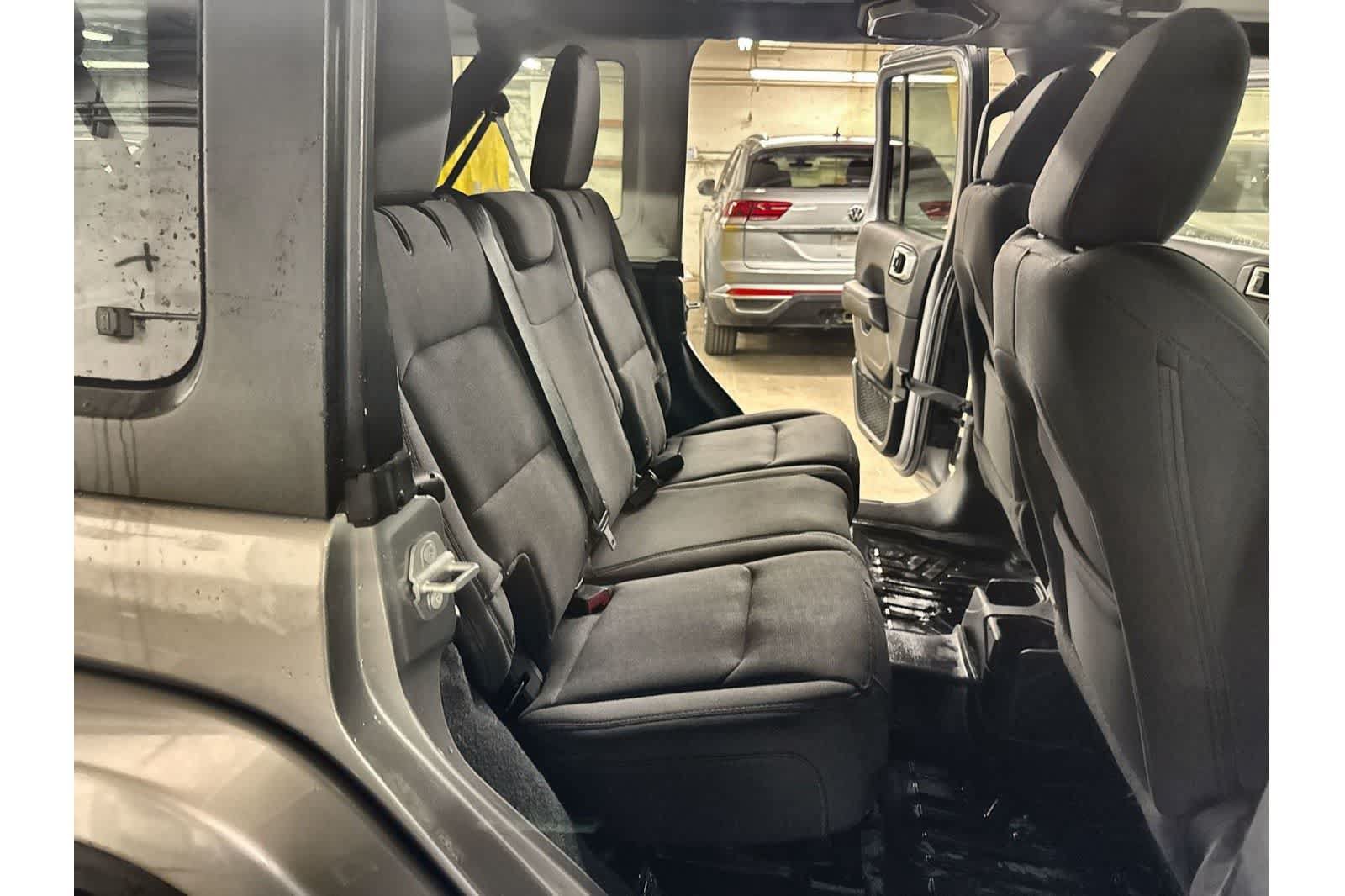 Used 2018 Jeep Wrangler Unlimited Sahara AWD/4WD image 21