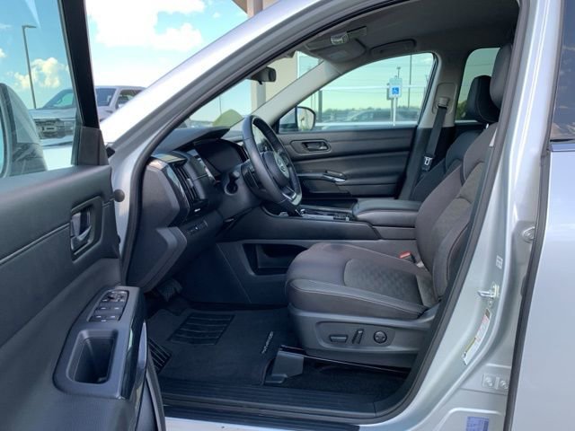 Used 2024 Nissan Pathfinder SV image 9