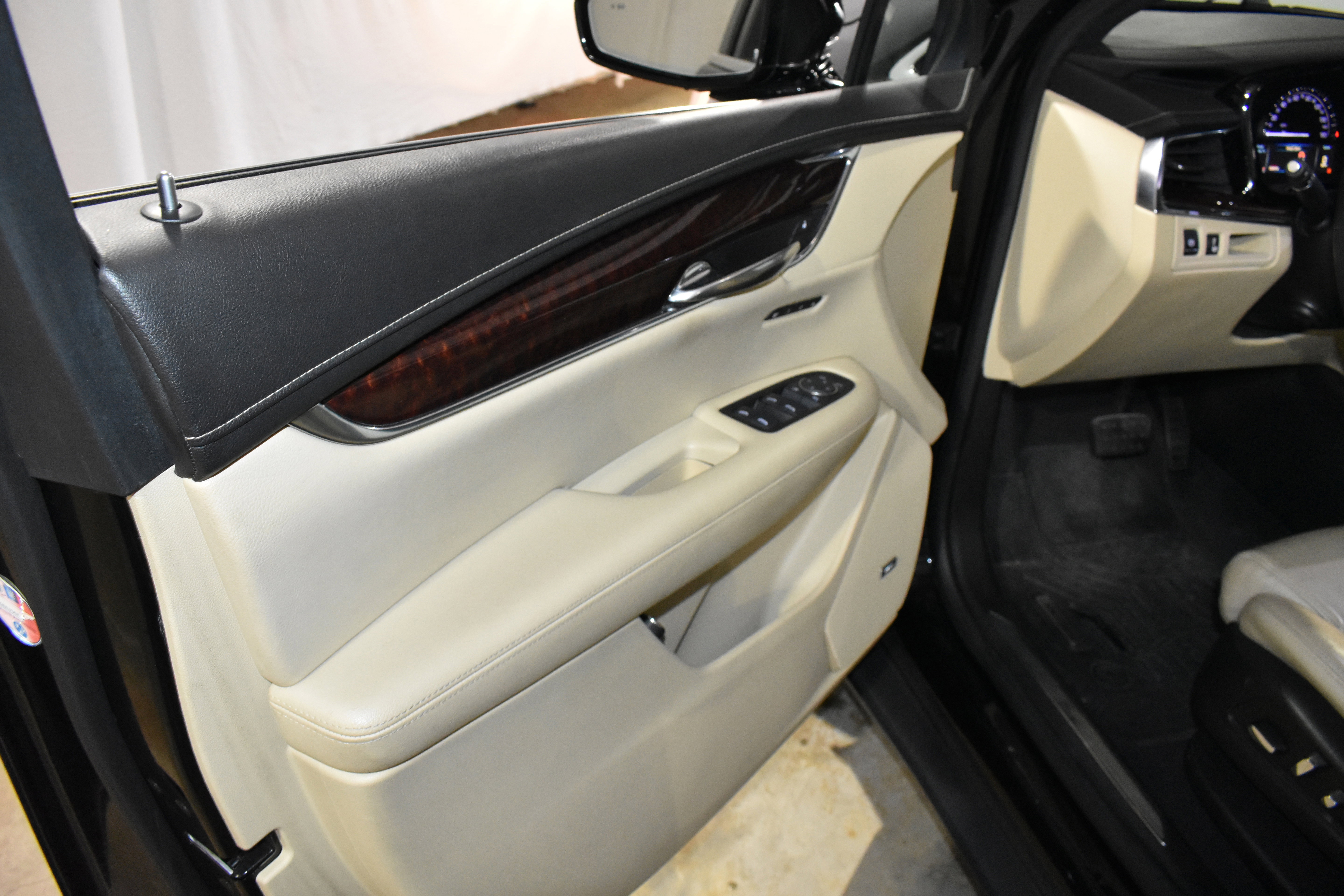 Used 2017 Cadillac XT5 Luxury w/ Driver Awareness Package FWD image 24