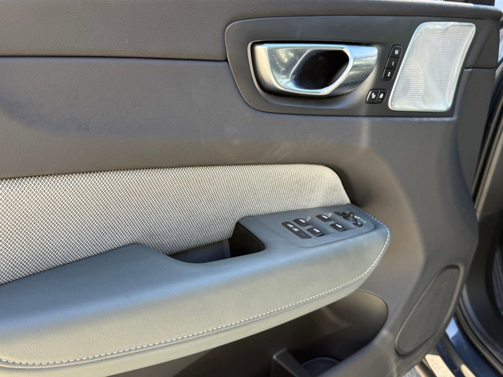 Used 2022 Volvo XC60 T8 R-Design w/ Advanced Package image 22