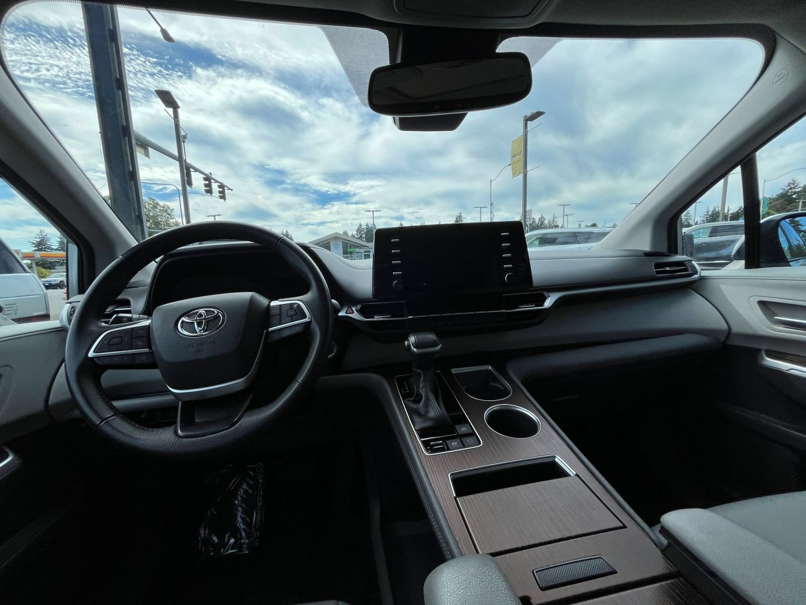 Used 2023 Toyota Sienna XLE FWD image 36