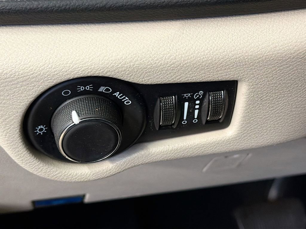 Used 2023 Chrysler Voyager LX image 10