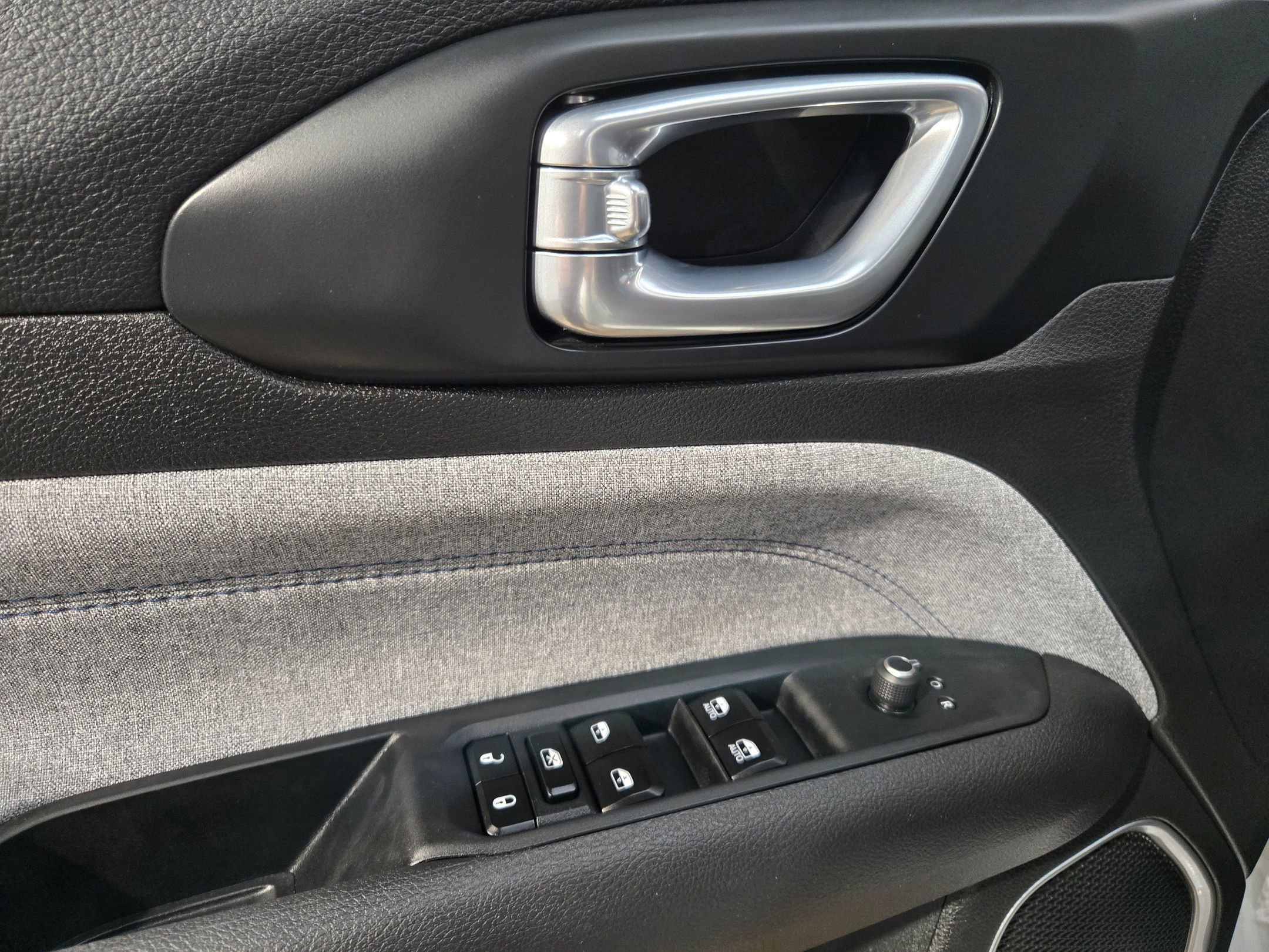 Used 2025 Jeep Compass Sport image 21