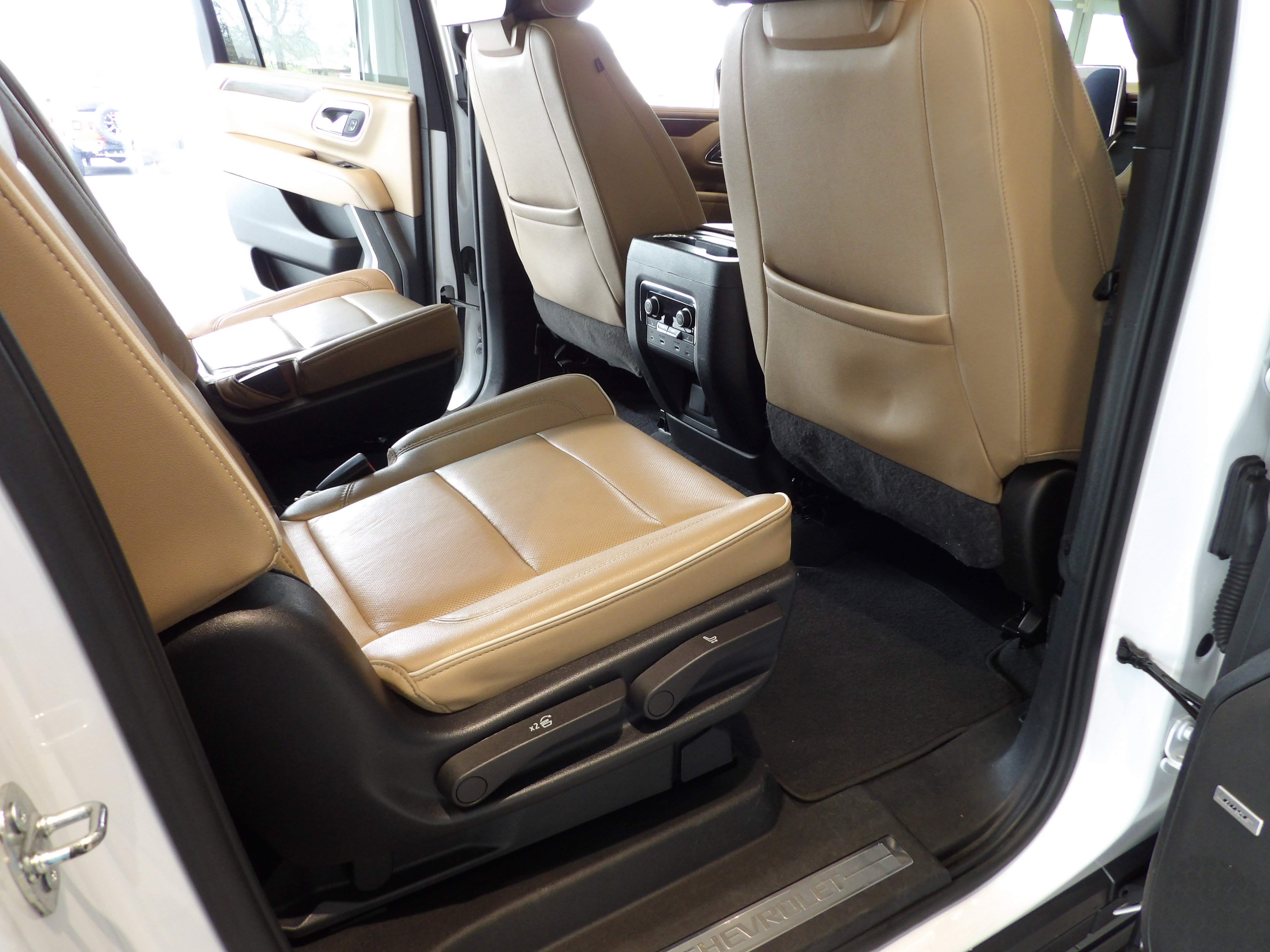 Used 2023 Chevrolet Suburban Premier AWD/4WD image 25