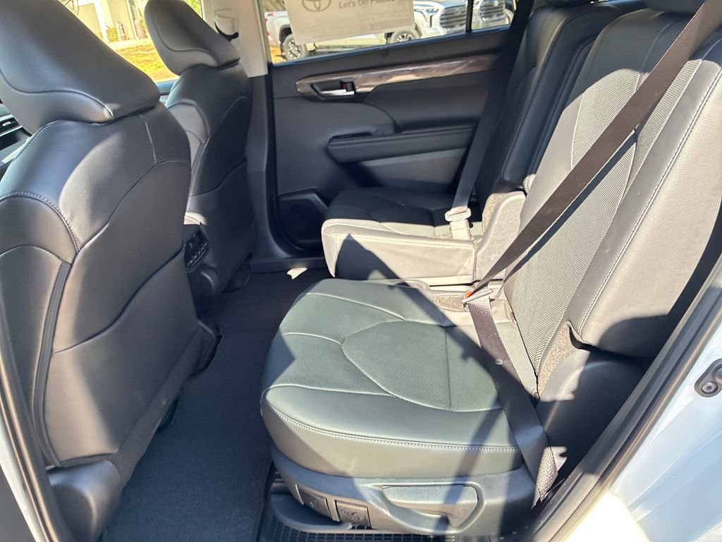 New 2026 Toyota Highlander Limited image 16